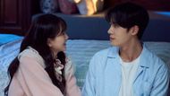 Gyeon-u stays at the shrine with Seong-ah (Image via tvN)